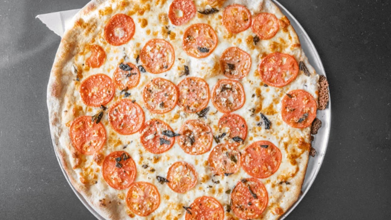 Fresh margherita pizza with tomato and basil